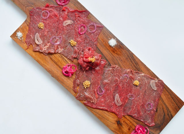 Carpaccio de boeuf, pickles d'oignon parfumé au foin